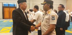 Wali Kota Tangsel Benyamin Davnie bersama salah satu ASN yang mengikuti pelantikan promosi jabatan.