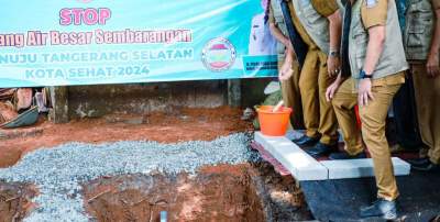 Prosesi peletakan batu pertama pembangunan Septictank oleh DCKTR Kota Tangsel.