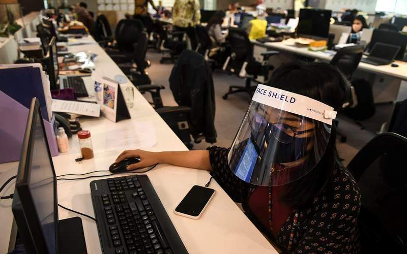 Ilustrasi karyawan di sebuah perusahaan.