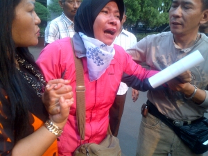 Rita Kakak Korban Histeris setelah selesai gelar perkara