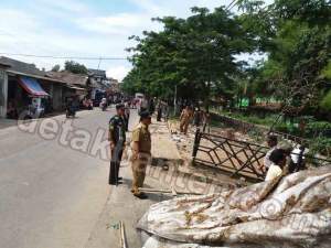 Camat Sukamulya Pimpin Penertiban PKL di Pasar Ceplak