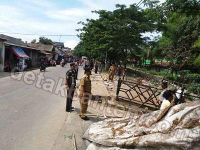 Camat Sukamulya Pimpin Penertiban PKL di Pasar Ceplak