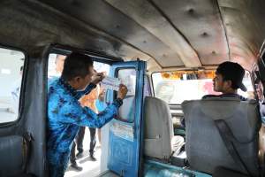 penempelan stiker tarif angkutan umum.