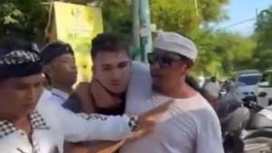 Bule Ngamuk di Bali, Tak Terima Diminta Melambatkan Motor saat Upacara Melasti