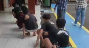 Sejumlah remaja yang hendak perang sarung saat diamankan Polsek Ciputat Timur.