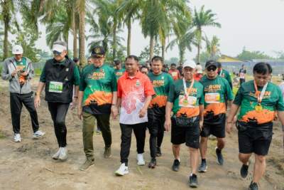 Calon Bupati Serdang Bedagai, Darma Wijaya dan Adlin Tambunan ikut Oil Palm Marathon.