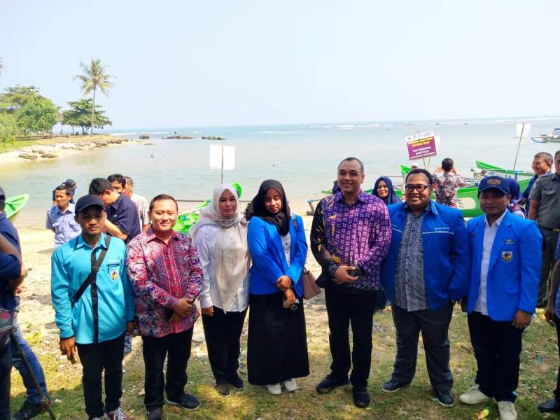 Di Dampingi KNPI, Zaki Serahkan Bantuan 15 Perahu Kepada Korban Tsunami