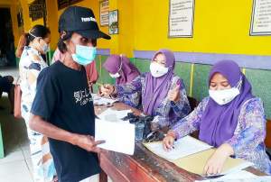 Warga Sepatan Terima BST, Camat: Berharap Imunitas Warga Bisa Meningkat