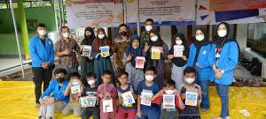 Asah Kreativitas, Anak-anak Diajarkan Lukis Pakai Pouch