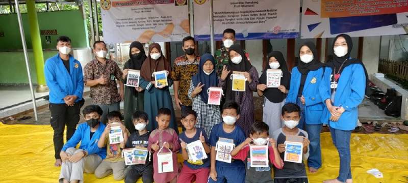 Asah Kreativitas, Anak-anak Diajarkan Lukis Pakai Pouch