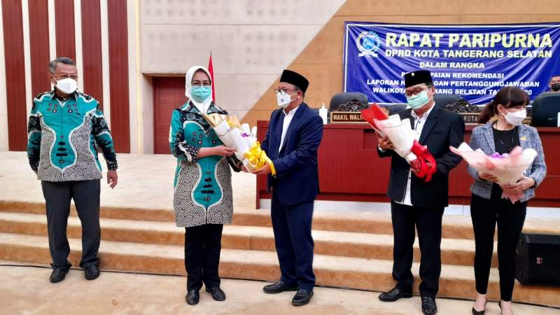 Jelang purna tugas, Airin Rachmi Diany terima cinderamata dari pimpinan Komisi dan Pimpinan DPRD Kota Tangsel