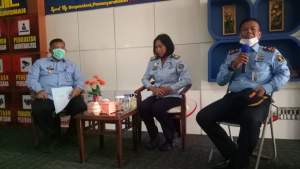 Kalapas Kelas II A Cilegon Masjuno (kanan) bersama Kepala Kantor Wilayah Kemenkumham Banten Andika Dwi Prasetya (kiri) saat launching layanan drive thru.