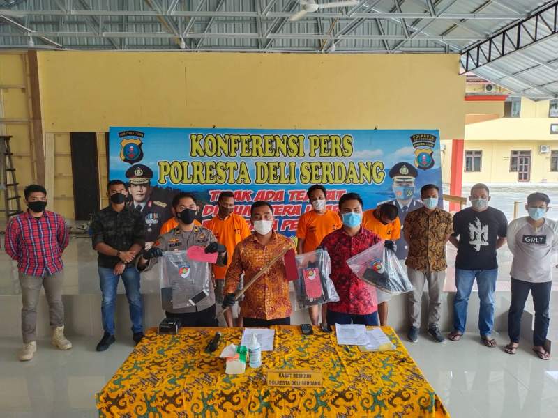 Kasatreskrim Polresta Deli Serdang, Kompol Firdaus menunjukkan kayu digunakan pelaku pengancam korban.(istimewa).