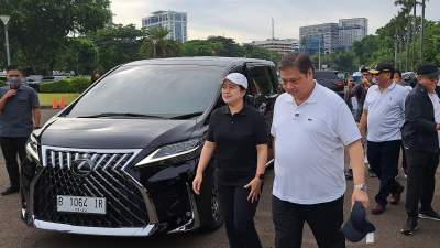 Ketua Umum Partai Golkar Airlangga Hartarto jalan sehat bersama Ketua DPR RI Puan Maharani, di Monumen Nasional, Jakarta, Sabtu, (8/10/2022).