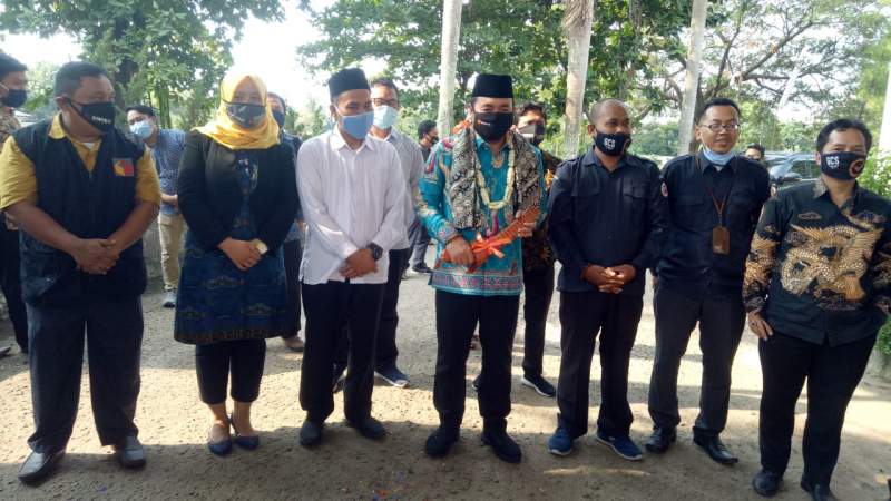 Anggota Bawaslu RI Divisi Pengawasan dan Sosialisasi Mochammad Afiffudin saat meninjau rapat kerja tekhnis Bawaslu Kota Cilegon di salah satu restoran di Kecamatan Cibeber, Kota Cilegon, Senin (20/7/2020).