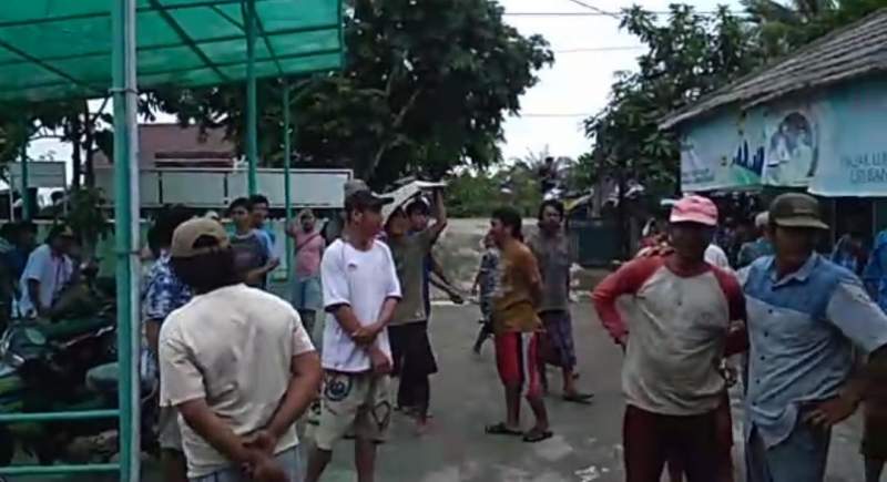 Kades Dianggap Cuek Tangani Banjir, Puluhan Warga Geruduk Kantor Desa Mauk
