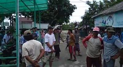 Kades Dianggap Cuek Tangani Banjir, Puluhan Warga Geruduk Kantor Desa Mauk