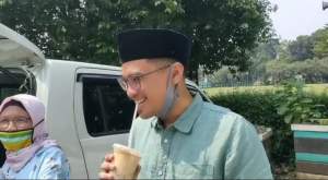 Pilar Saga Ichsan nikmati minuman di Pamulang.