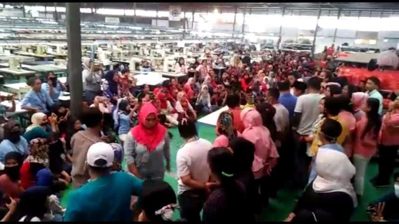 suasana saat pertemuan di kantin perusahaan.