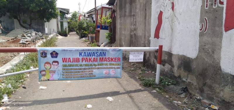 Warga Cirendeu Tutup Portal Saat Tahu Salah Satu Warganya Positif Corona