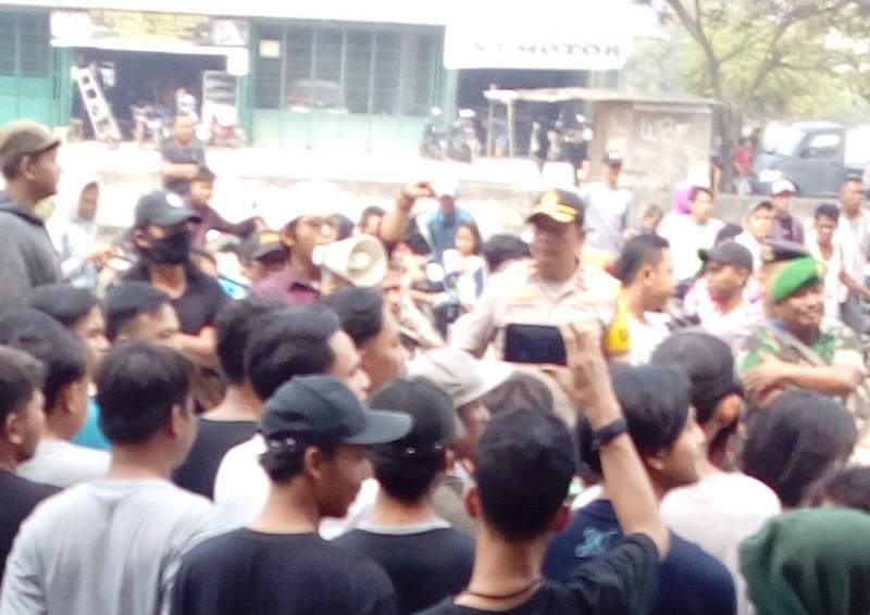 Kesal Akibat Langgar Perbup, Ratusan Warga Kosambi Cegat Puluhan Truk Tanah