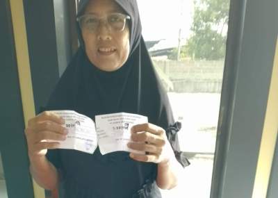 PT Surya Jaya Agung serahkan CSR berupa sembako ke masyarakat.