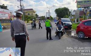 Saat Laksanakan Operasi Patuh Toba 2022, Pengendara Yang Tidak Pakai Helm Dapat Teguran