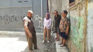 Ketua RW 09 Kelurahan Jombang, Rohman bersama warga meninjau perbaikan jalan dan drainase di RT 01 yang kerap dilanda banjir.