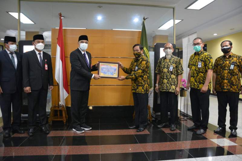 Raih 10 Penghargaan WTP 10 Kali, Bupati Terima  Plakat dan Piagam