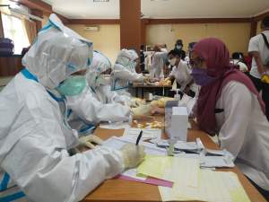Pegawai Dindik Kota Cilegon, saat menjalani rapid test secara massal di lingkungan Dindik Kota Cilegon, Rabu (30/9/2020)