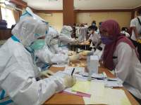 Pegawai Dindik Kota Cilegon, saat menjalani rapid test secara massal di lingkungan Dindik Kota Cilegon, Rabu (30/9/2020)