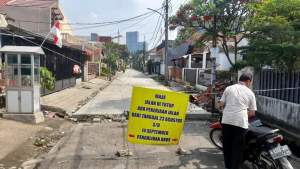 Proyek pembangunan jalan di perumahan PPI 2 yang tak dilengkapi papan informasi.