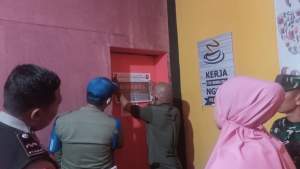 satpol PP segel tempat karaoke.