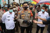 Polresta Tangerang Bareng TNI dan Pemkab Bagikan Masker di Cikupa