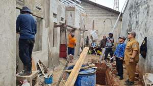 Kepala Bidang Permukiman Disperkimta Tangsel, Anung Indra Kumara saat meninjau proses pembangunan RUTLH warga di salah satu kelurahan di Tangsel.