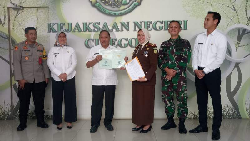 Walikota Cilegon Edi Ariadi saat memberikan sertifikat tanah kepada Kajari Cilegon Andi Mirnawaty di Kantor Kejari Cilegon, Rabu (22/7/2020).