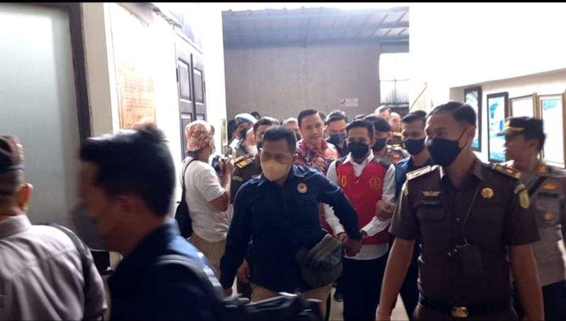 Richard Eliezer Pudihang Lumiu atau Bharada E, memasuki proses persidangan di Pengadilan Negeri (PN) Jakarta Selatan, Selasa (18/10/2022).