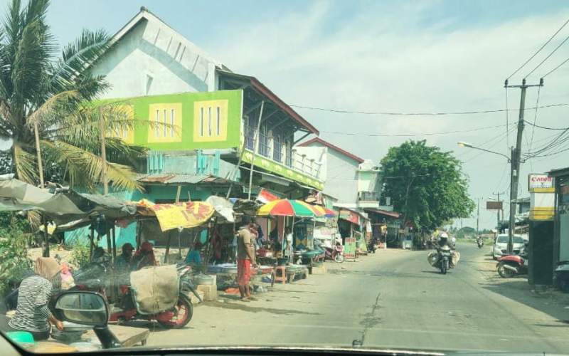 Semerawut, Pedagang Ikan di Pinggir Jalan Rawasaban Sukadiri Dikeluhkan