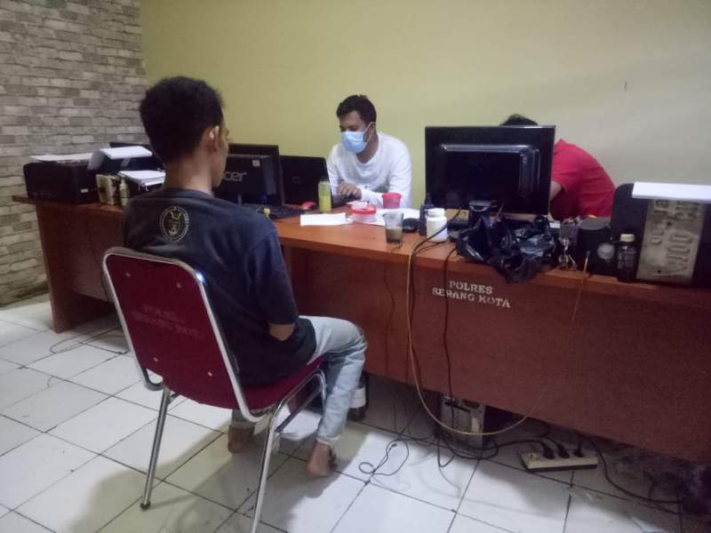 Asik Hisap Tembakau Gorila, Pemuda Warga Kota Serang Dibekuk Polisi