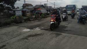 jalan rusak di wilayah banten