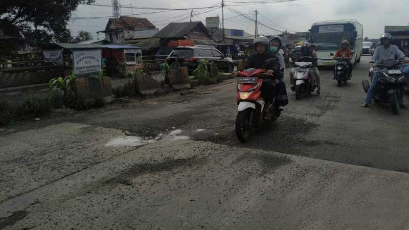 jalan rusak di wilayah banten