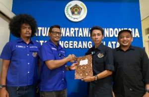 Anggota tim khusus, Andre Sumanegara, serahkan hasil kajian pengelolaan air bersih kepada Ketua PWI Kota Tangsel, Ahmad Eko Nursanto.