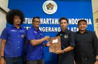 Anggota tim khusus, Andre Sumanegara, serahkan hasil kajian pengelolaan air bersih kepada Ketua PWI Kota Tangsel, Ahmad Eko Nursanto.