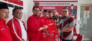 Petahana wakil wali kota Tangsel Pilar Saga Ichsan ambil formulir pendaftaran calon wakil wali kota di sekretariat PDI Perjuangan Kota Tangsel. Penyerahan formulir dilakukan Ketua DPC PDI perjuangan Wanto Sugito di dampingi Anggota DPRD Tangsel, Iwan Rahayu dan pengurus partai lainnya.