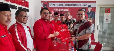 Petahana wakil wali kota Tangsel Pilar Saga Ichsan ambil formulir pendaftaran calon wakil wali kota di sekretariat PDI Perjuangan Kota Tangsel. Penyerahan formulir dilakukan Ketua DPC PDI perjuangan Wanto Sugito di dampingi Anggota DPRD Tangsel, Iwan Rahayu dan pengurus partai lainnya.