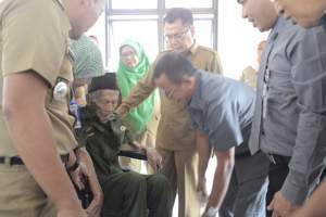 CSR bantuan kursi roda dan kaki palsu.