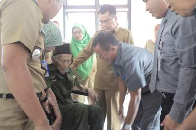 CSR bantuan kursi roda dan kaki palsu.