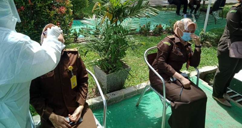 Kantor Kejari Tangsel, nampak beberapa pegawai usai lakukan rapid tes antigen.