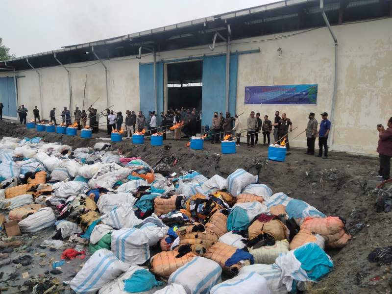 Bea Cukai Teluk Nibung Musnahkan Barang Impor Ilegal