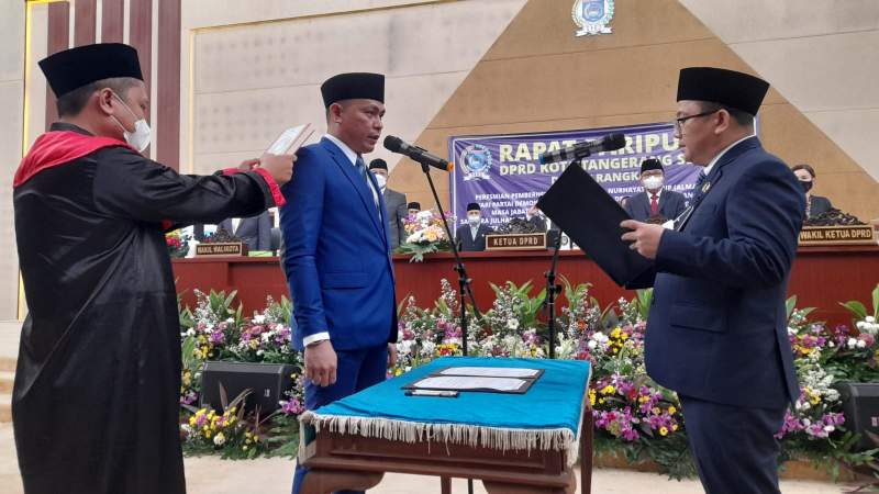 Julham Firdaus saat diambil sumpahnya oleh Ketua DPRD Tangsel, Abdul Rasyid.